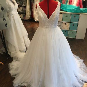 Carrafina wedding gown size 14